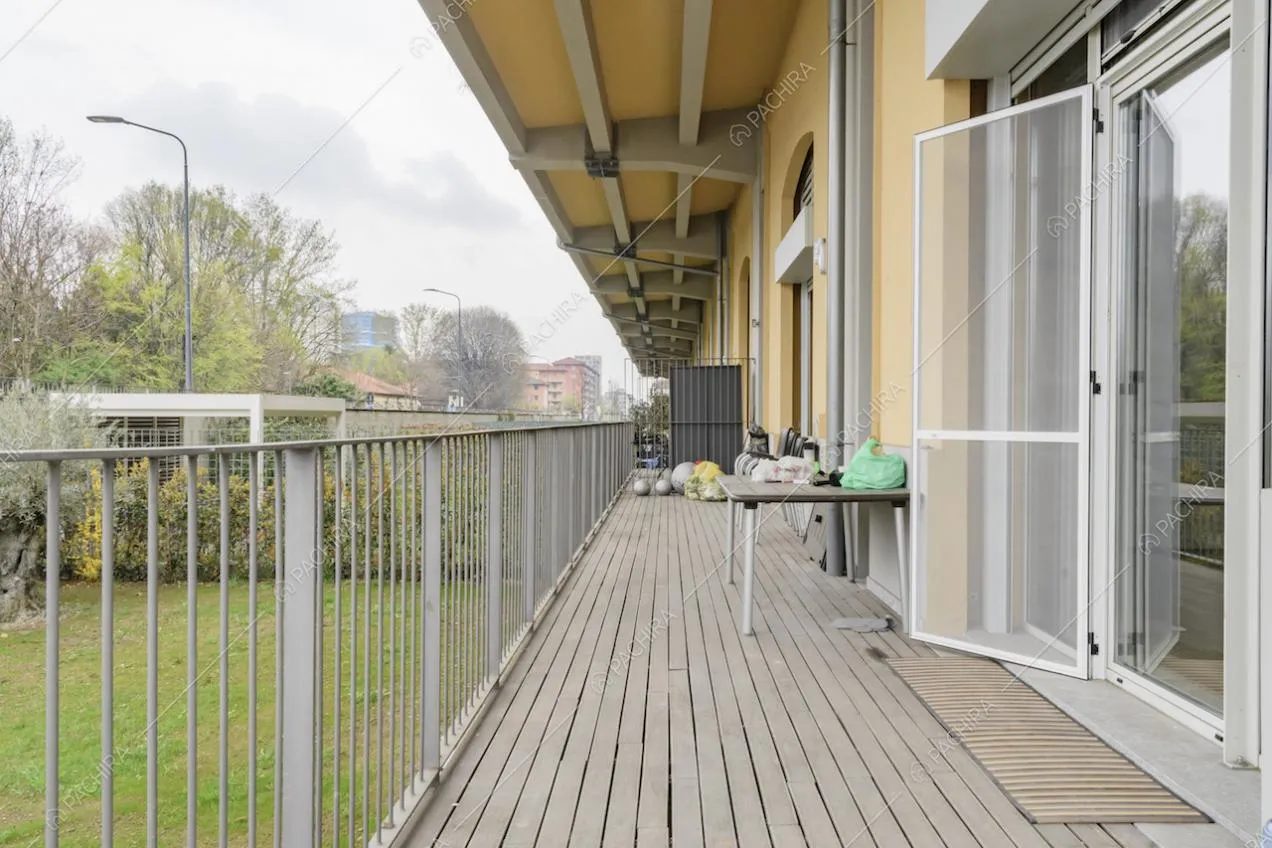 Balcone con pavimento in parquet e vista sull'ampio giardino privato