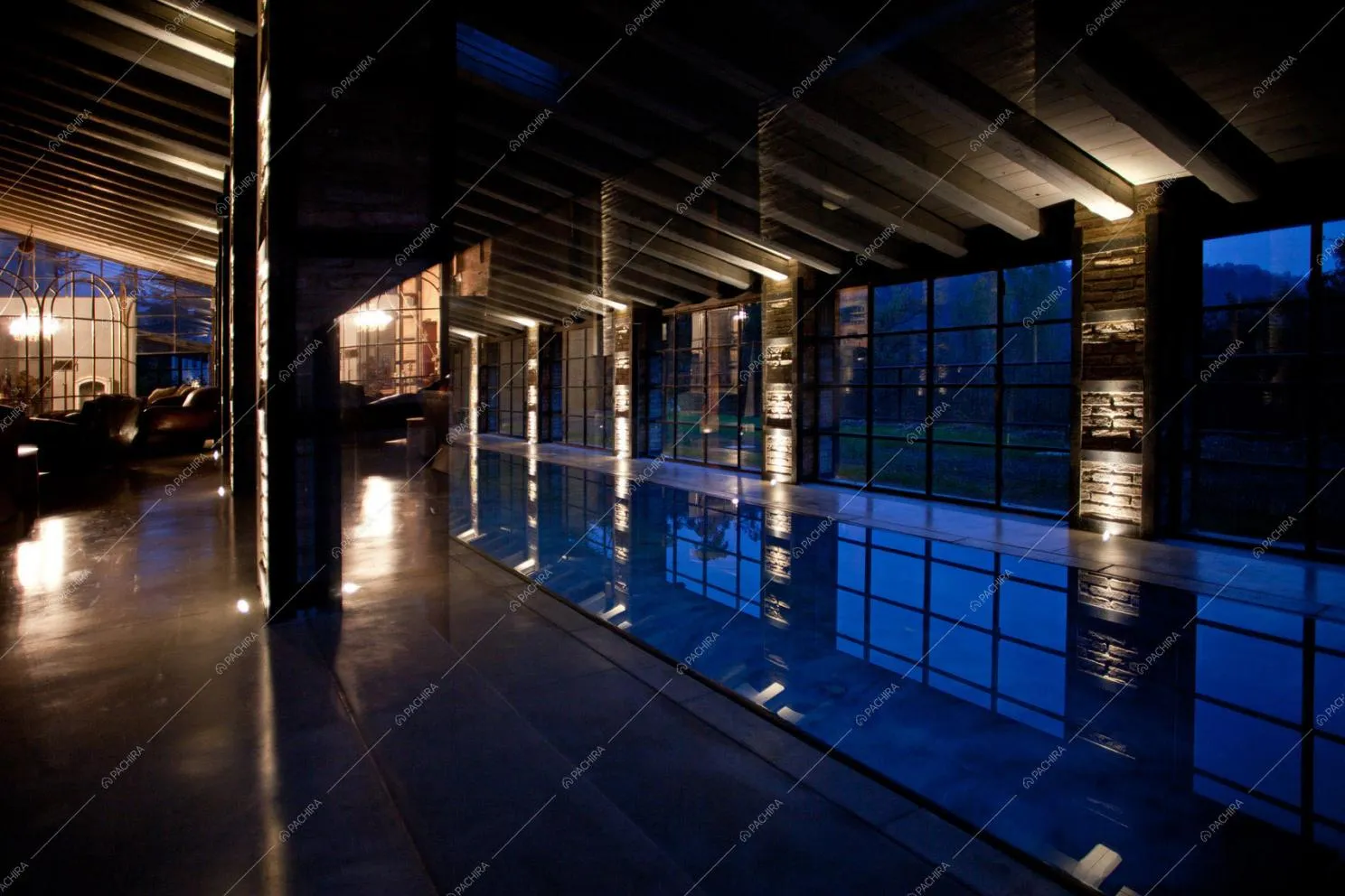 Vista sulla piscina attraverso grandi vetrate