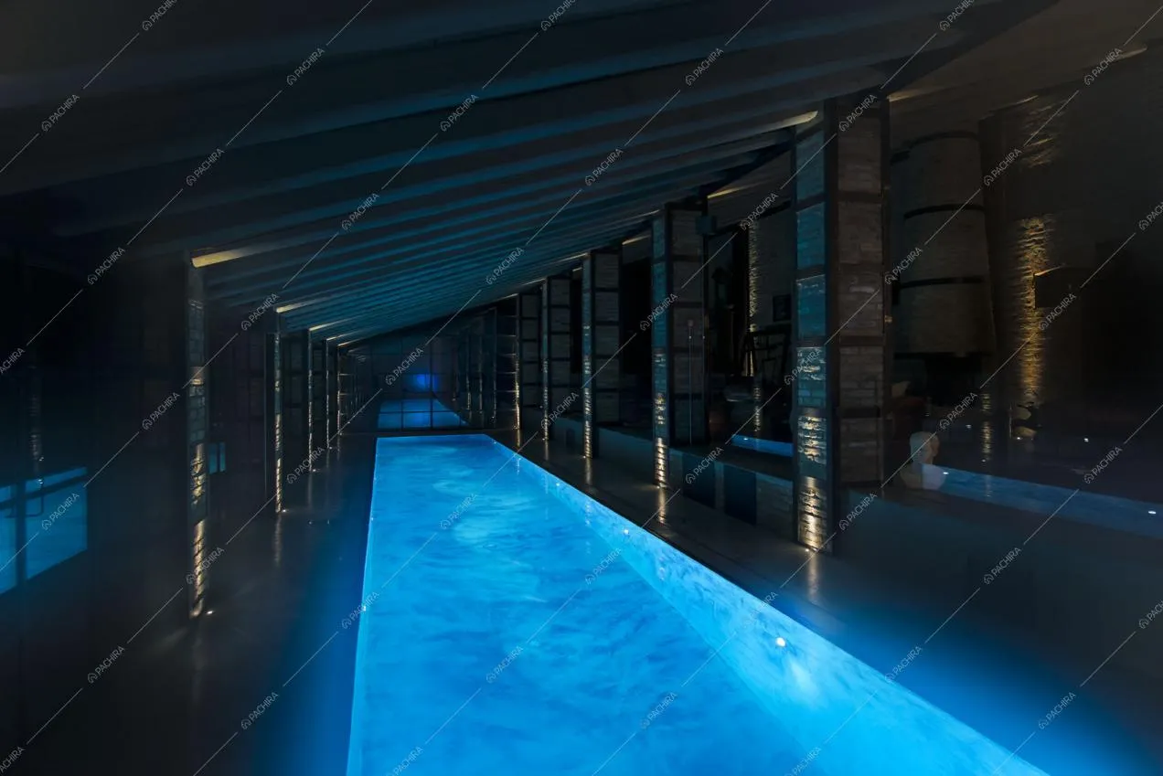 La piscina della location vista di sera