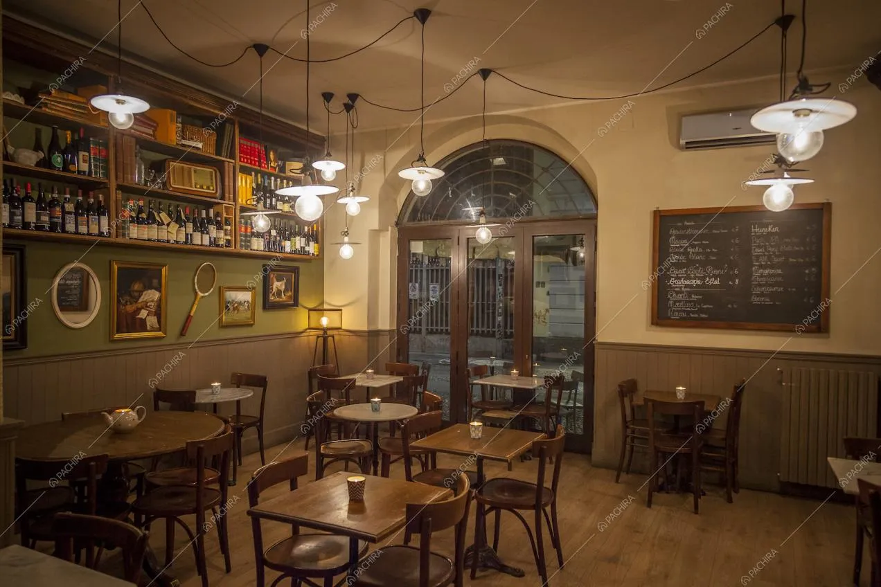 Sala interna con visuale sulla strada
