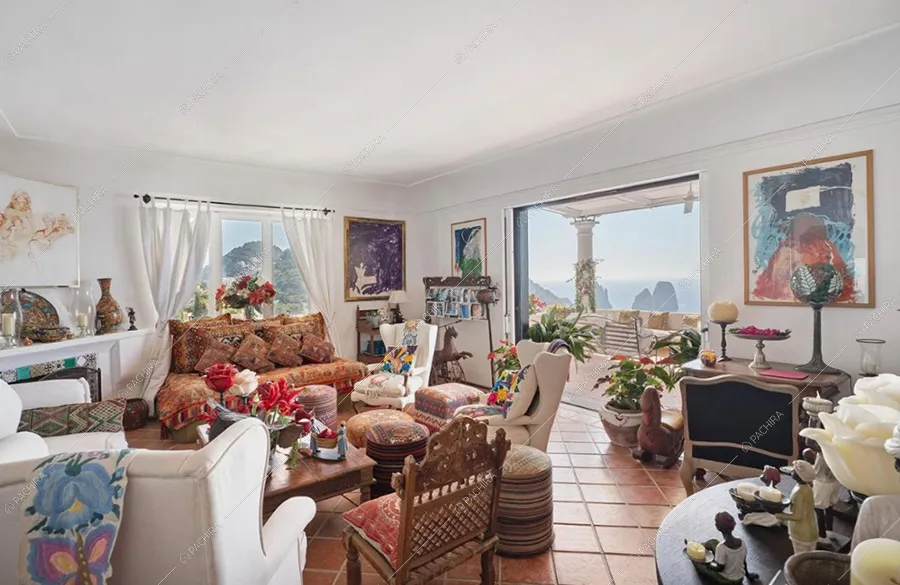 Zona living della villa Oder, location in stile classico a Napoli