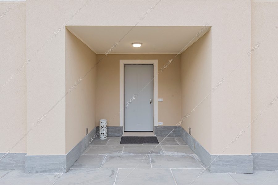 Ingresso della villa Morava, location in stile moderno a Milano