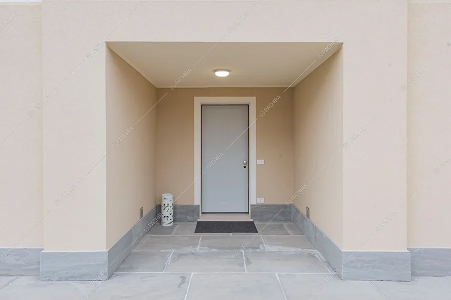 Ingresso della villa Morava, location in stile moderno a Milano