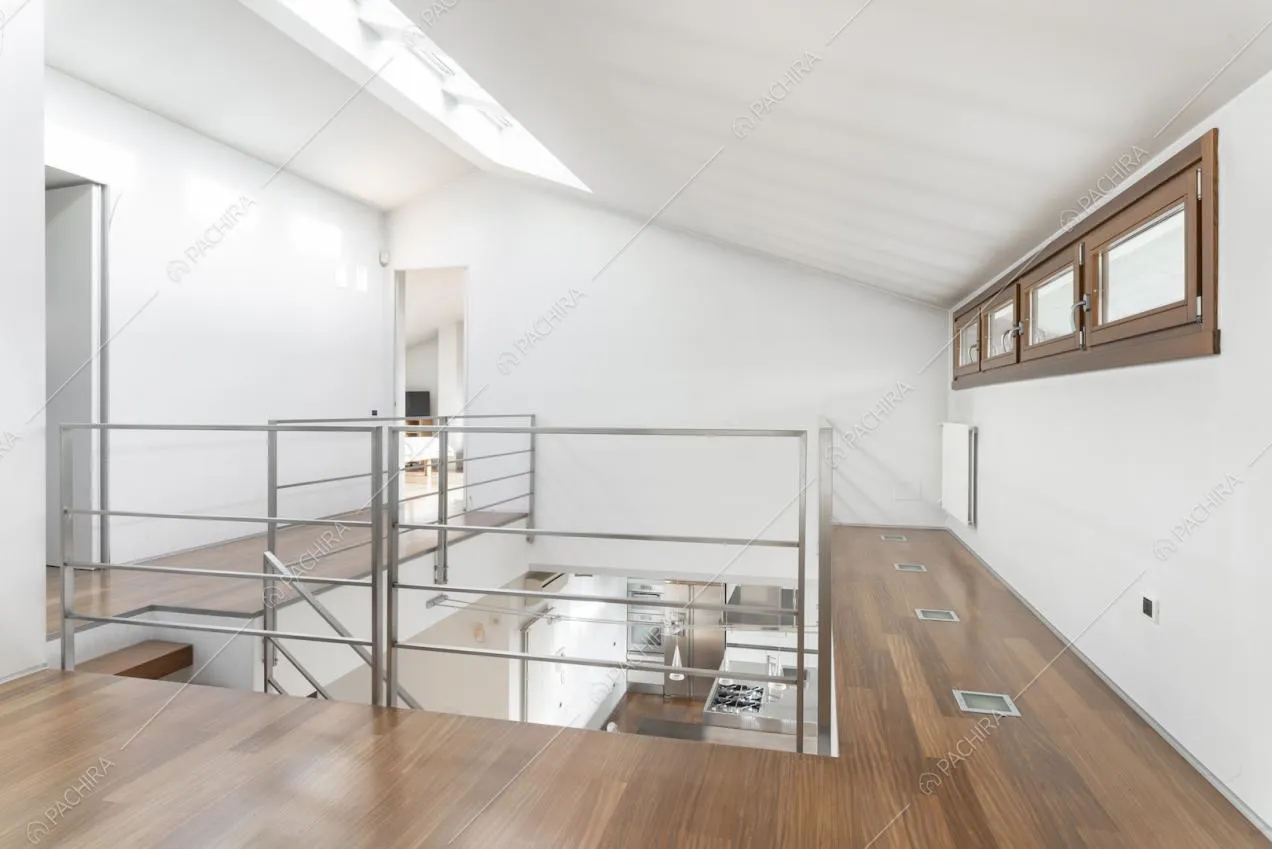 Pavimento in parquet e pareti bianche nel sottotetto