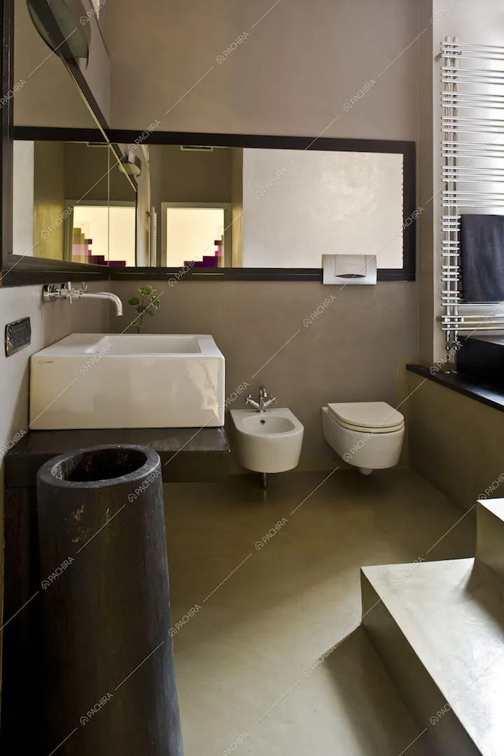 Bagno con lavandino e sanitari rialzati