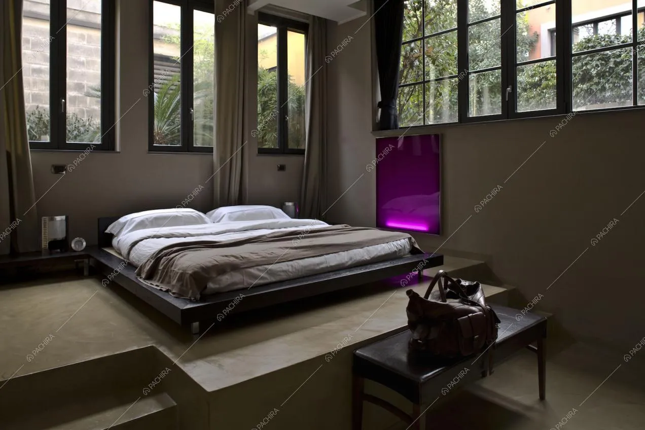 Camera da letto minimal con vetrate