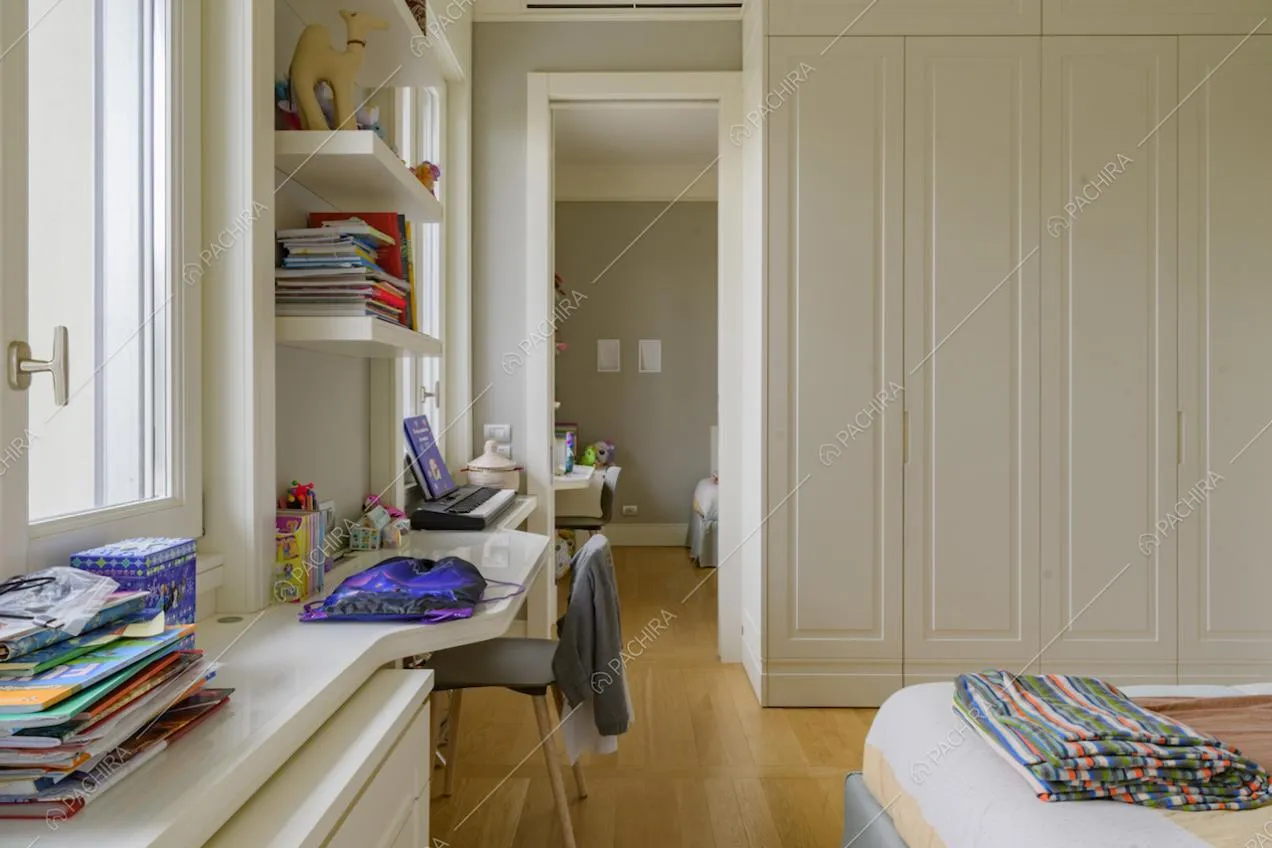 Camere da letto collegate, pavimento in parquet e armadio a parete con boiserie