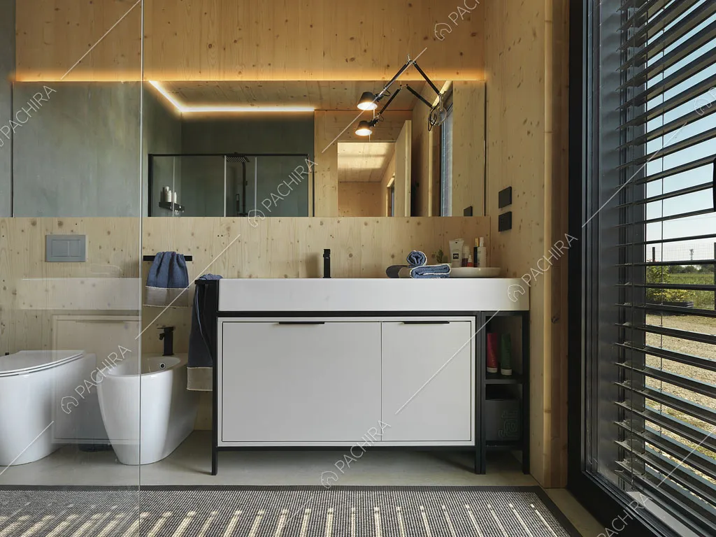 Bagno con box-doccia, lungo specchio, grande vetrata e pareti in legno
