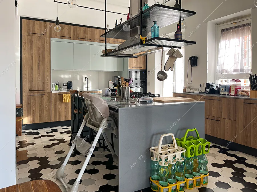Cucina a isola dell'appartamento Orange, location in stile industriale a Roma