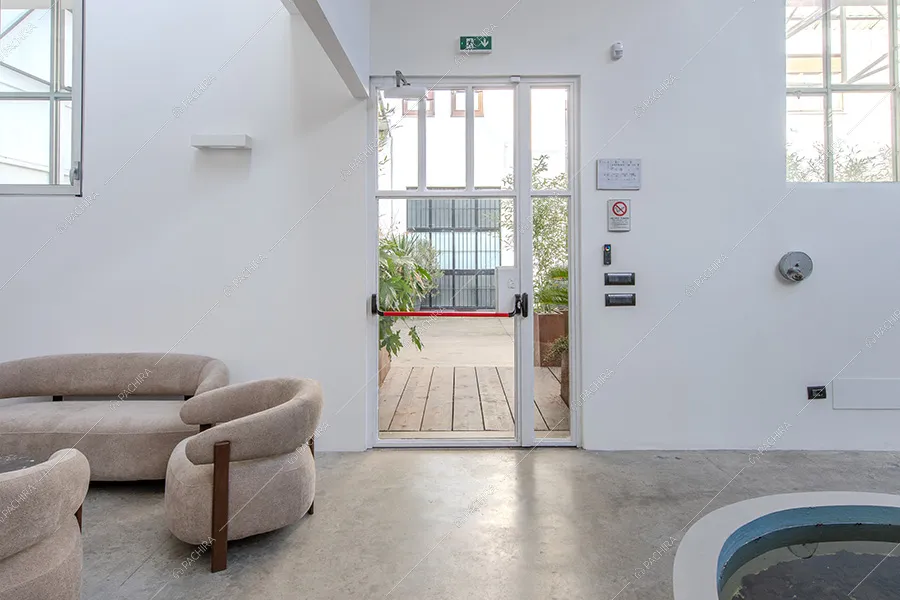 Ingresso dell'espositivo Tatra, location in stile contemporaneo a Milano