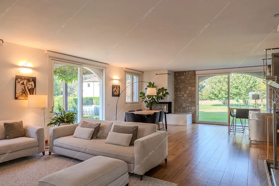 Zona living della villa Litani, location in stile moderno a Monza