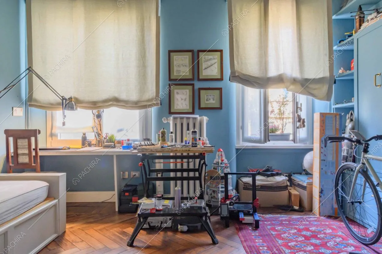Camera da bambini dalle pareti azzurre, con scrivania e pareti azzurre