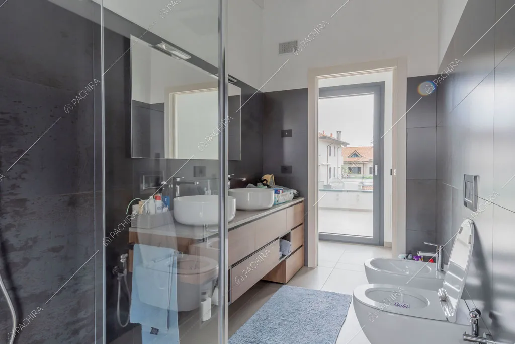 Bagno con box doccia della villa Diosma, location in stile moderno a Milano