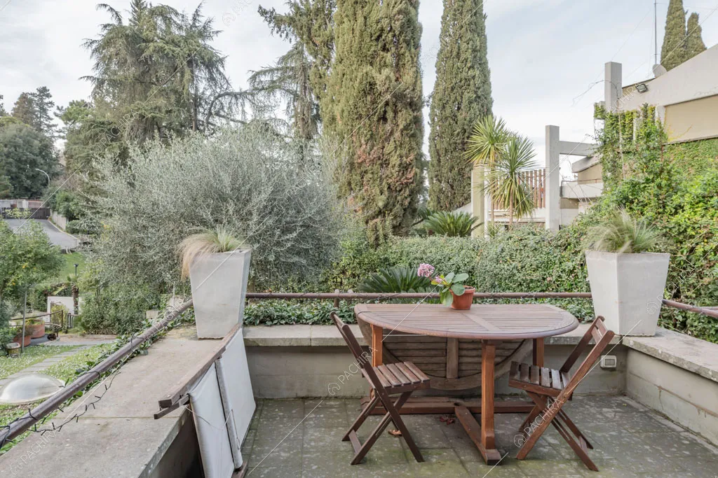 Terrazza con tavolo da pranzo della villa China, location in stile contemporaneo a Roma