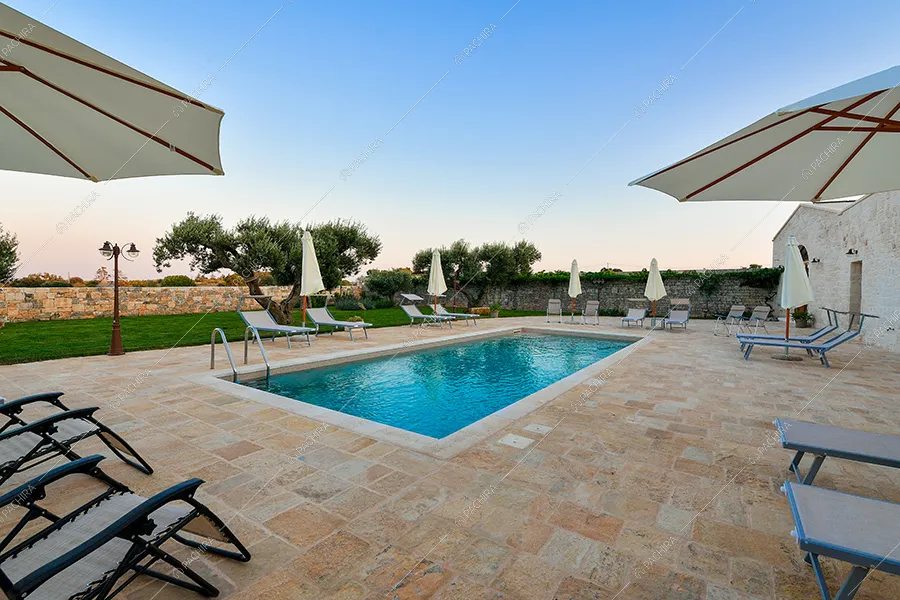 Piscina della masseria Khamsin, location in stile rustico a Taranto