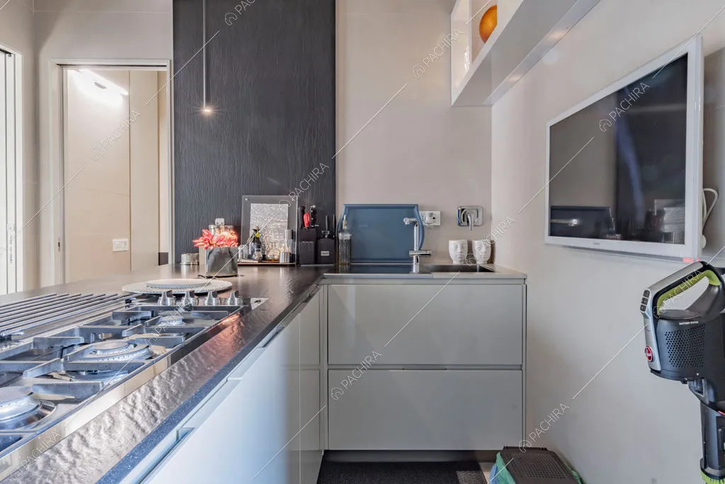 Penisola della cucina dell'appartamento Kamala, location in stile contemporaneo a Roma