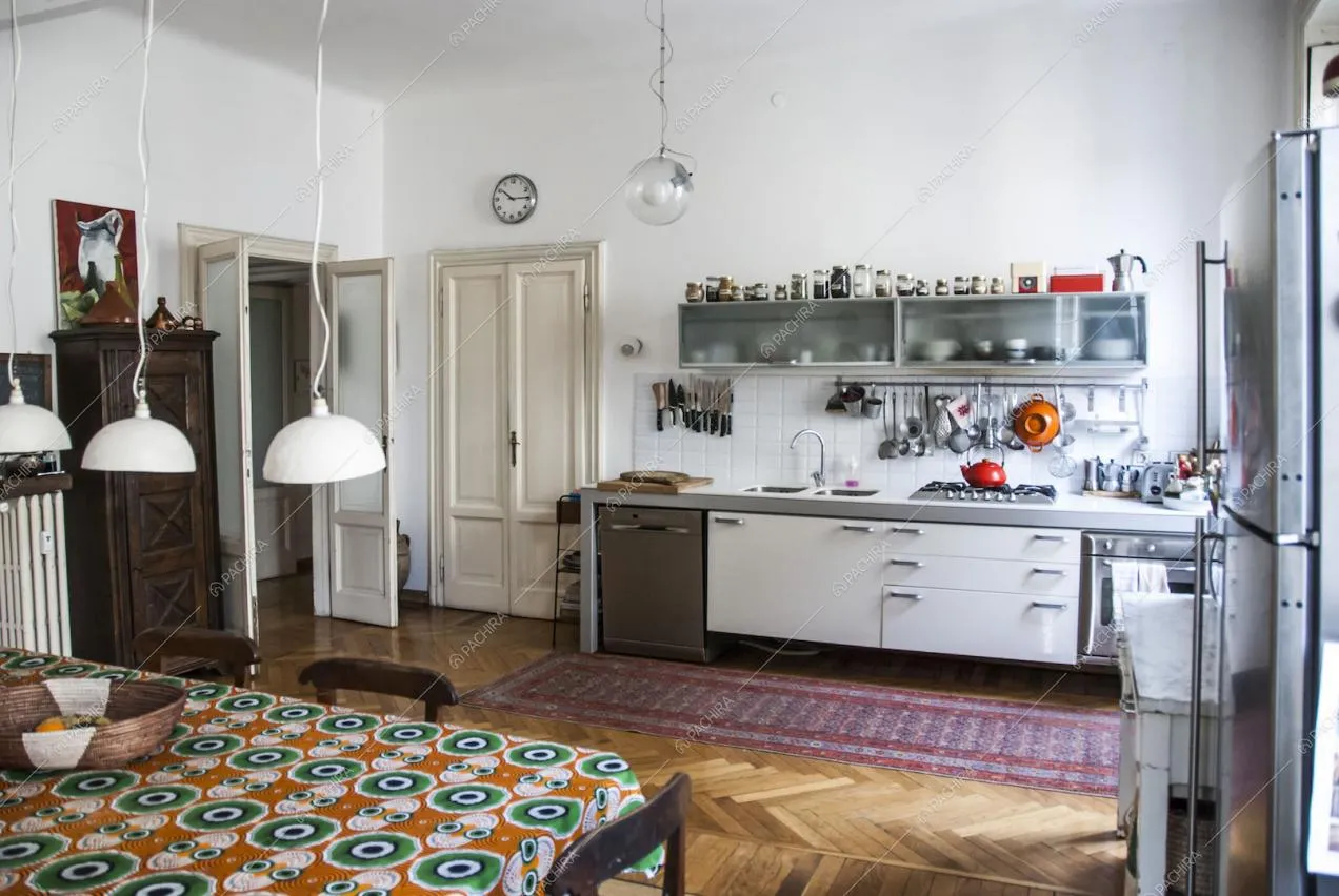 Vista sulla cucina a parete e credenza sospesa