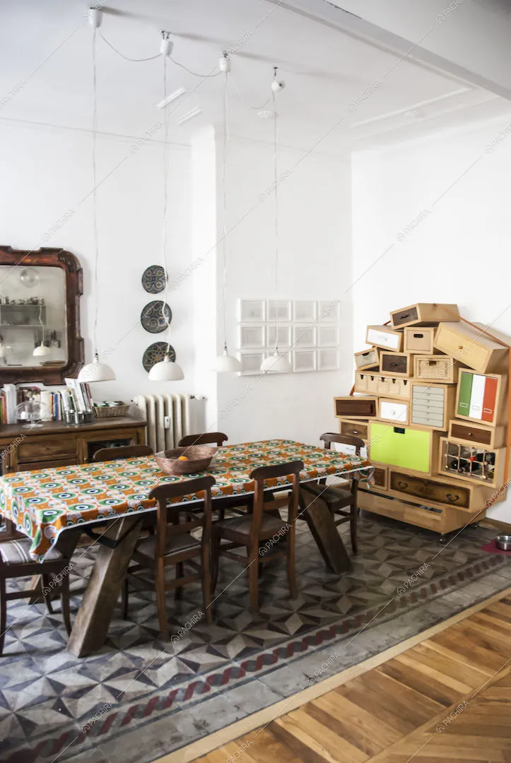 Tavolo da pranzo in legno e libreria in legno