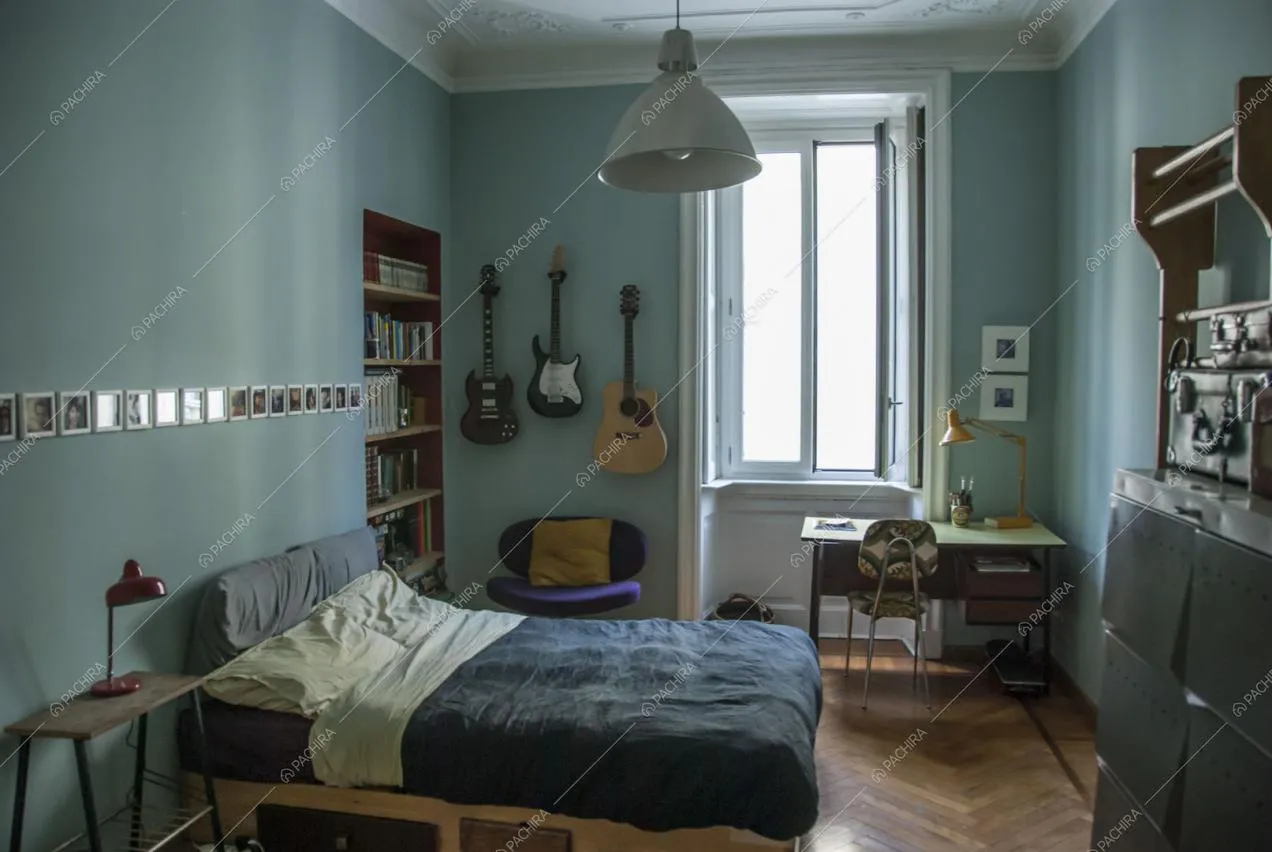 Camera da letto con pavimento in parquet e scrivania
