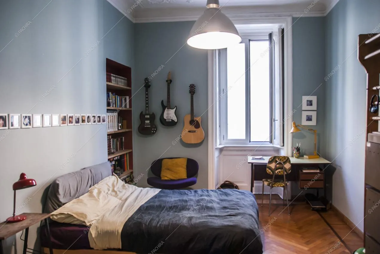 Letto a due piazze, pareti azzurre e soffitto in boiserie
