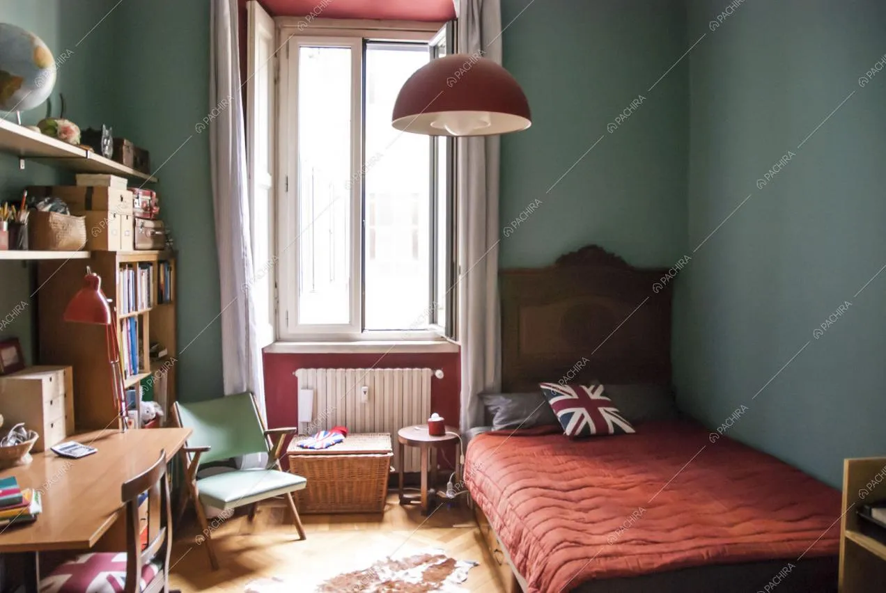 Camera da letto da ragazzo con scrivania