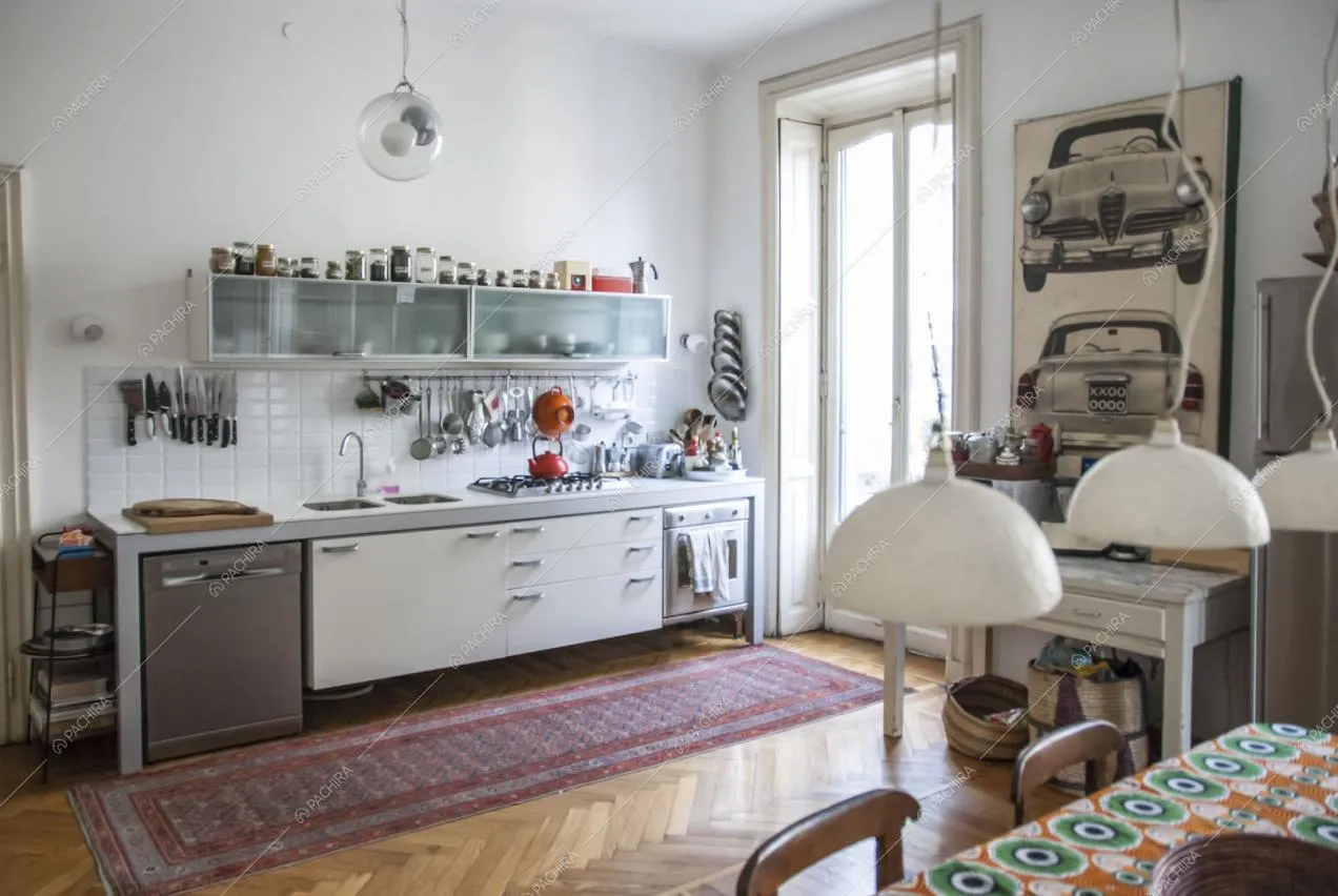 Piano cucina con cassetti bianchi sospesi