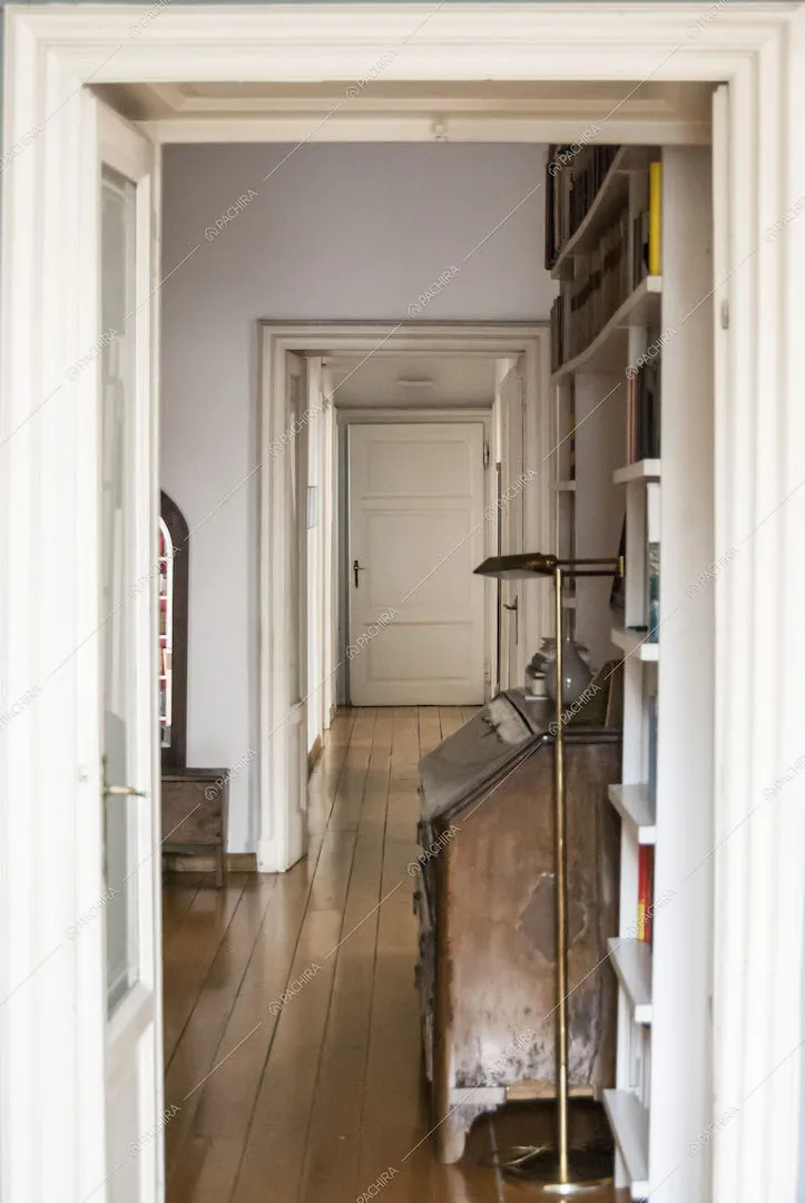 Corridoio con pavimento in parquet a listoni