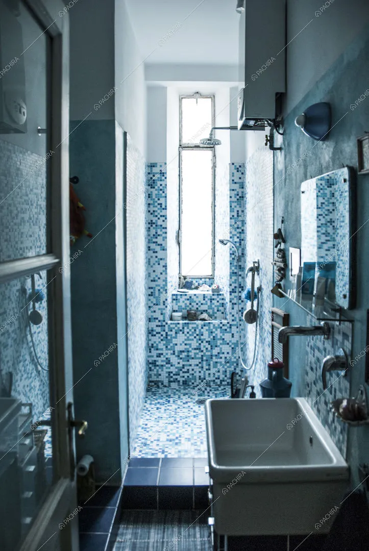 Bagno in piastrelline con sfumature di blu