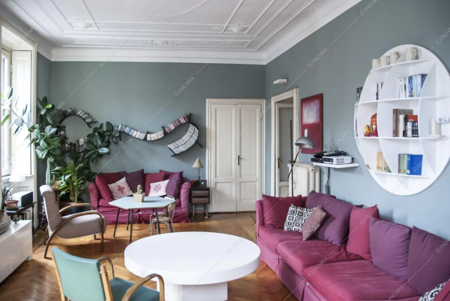 Zona living con divani due divani e poltrone di design