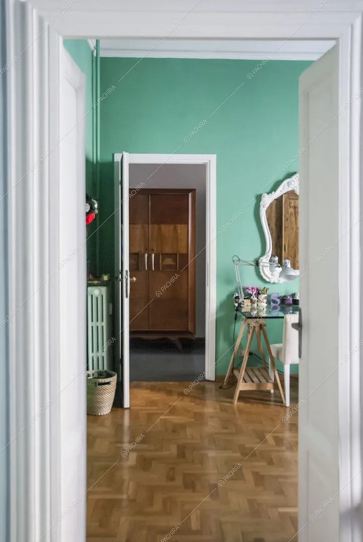 Scorcio su camera da letto con pareti verdeacqua