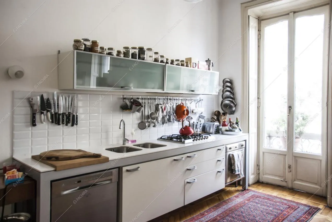 Cucina con taglieri, lavandino doppio e fornelli a gas