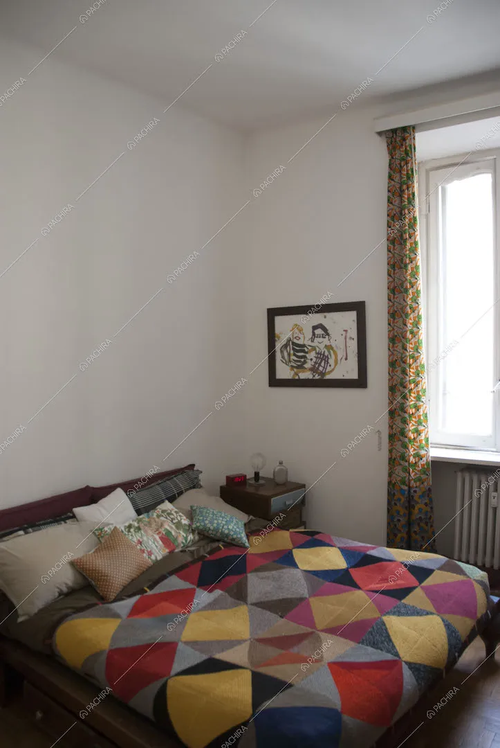 Letto a due piazze e pareti bianche