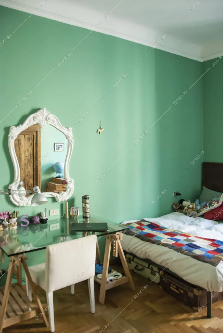 Scrivania con consolle in vetro e struttura in legno nella camera da letto