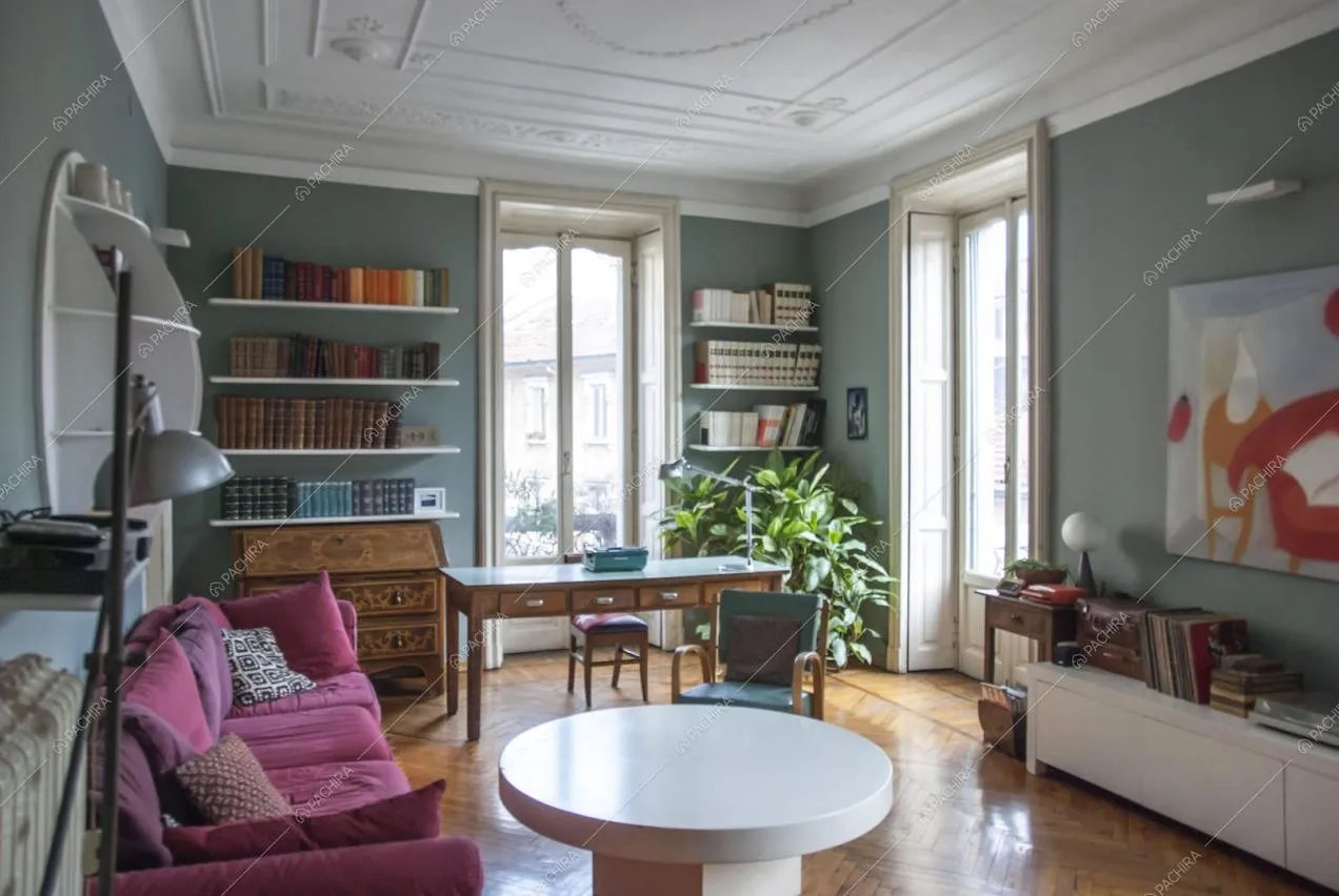 Vista sulla zona living con due porte finestre e soffitto in boiserie