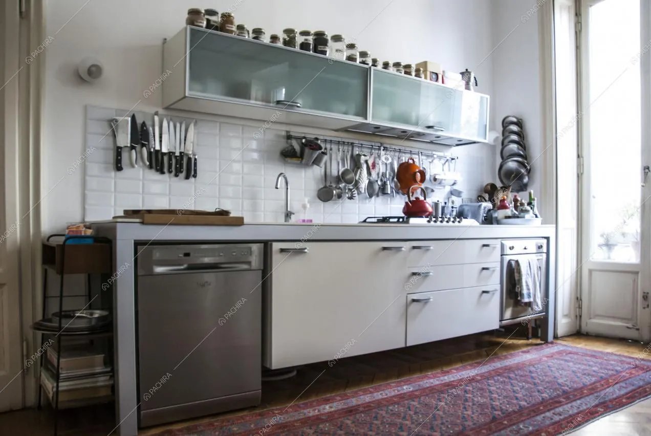 Cucina con parete in piastrelle a mattoncini bianchi