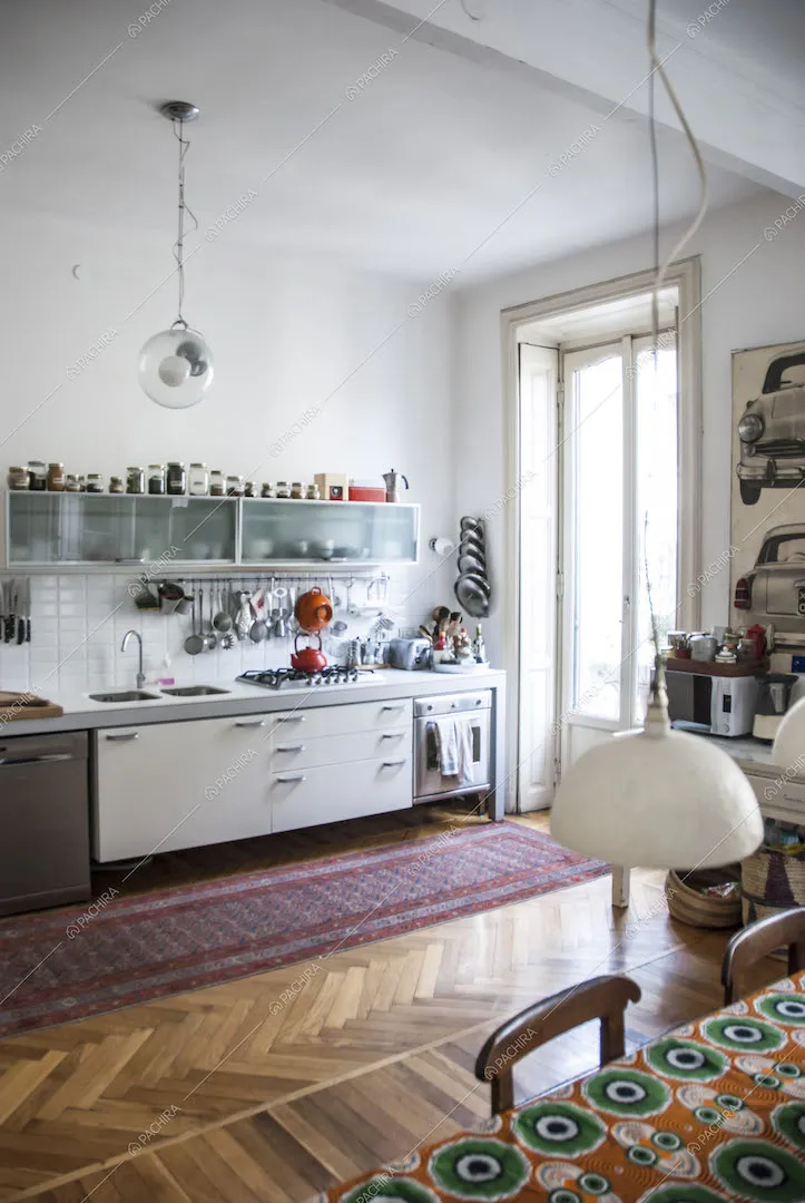 Cucina a parete e pavimento in parquet a spina di pesce
