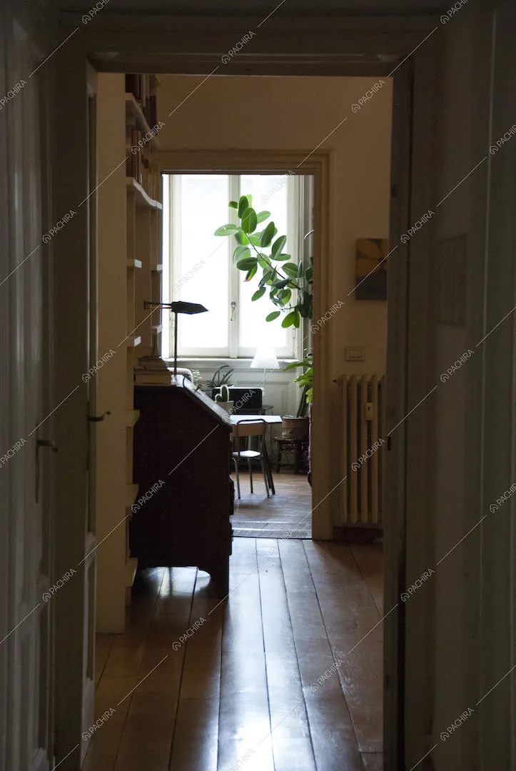 Corridoio con pavimento in parquet a listoni e cassettiera