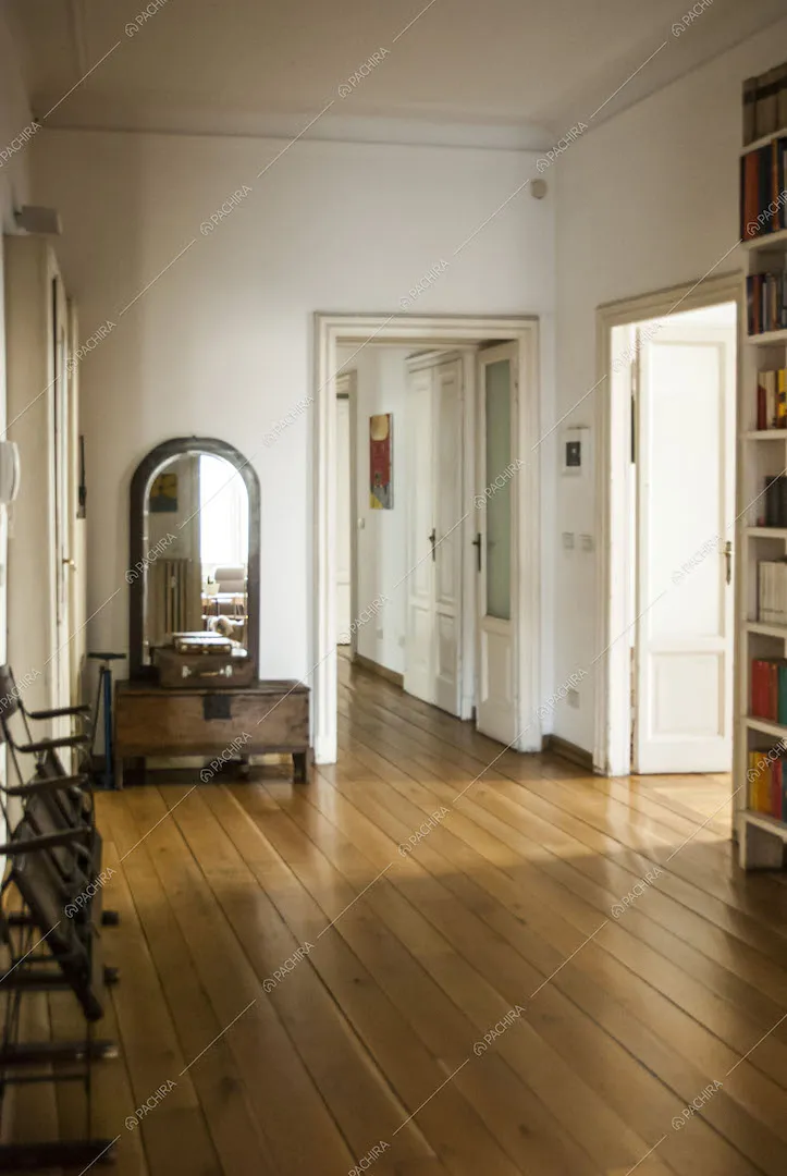 Anticamera con pavimento in parquet a listoni e specchio