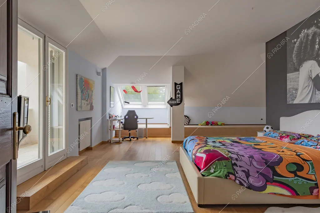 Camera da letto con pavimento in parquet della villa Bris, location in stile contemporaneo a Torino