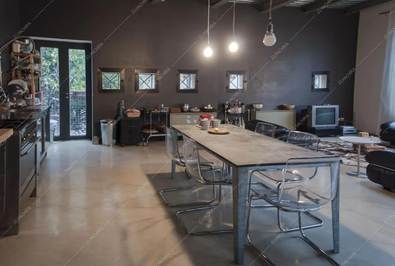 Pavimento in cemento lisciato nell'open space