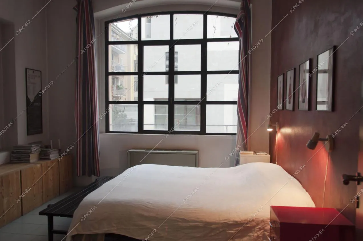 Letto a due piazze e vetrata
