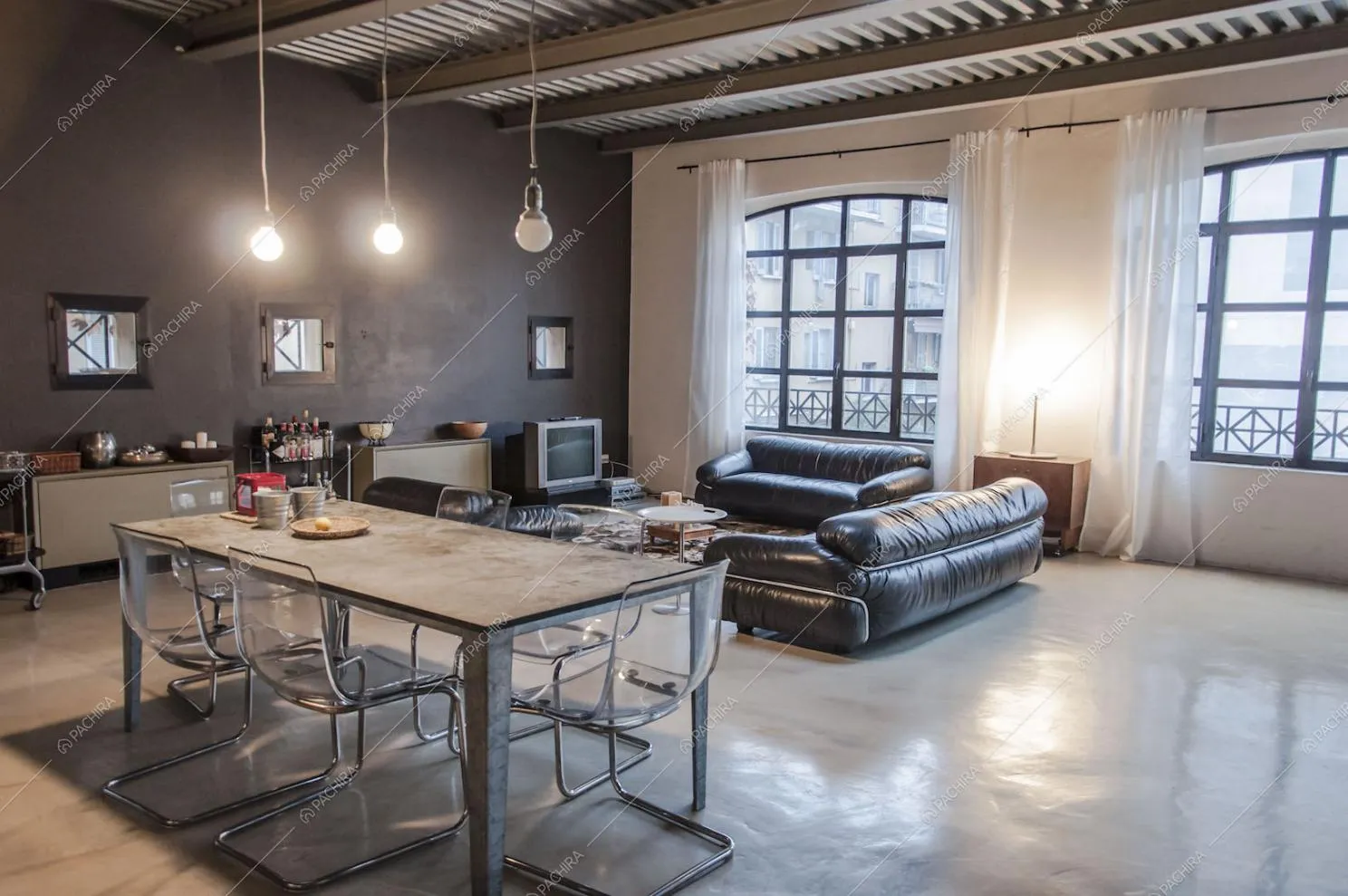 Zona living con tavolo da pranzo e divani in pelle