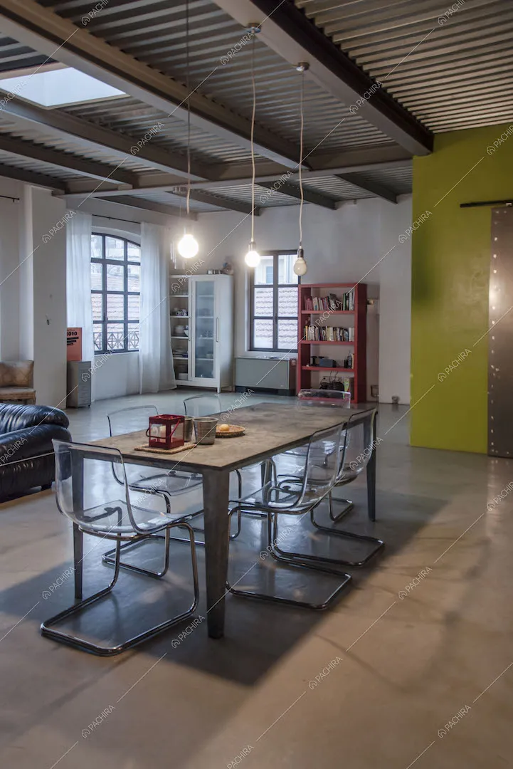 Tavolo da pranzo da sei posti e travi a vista