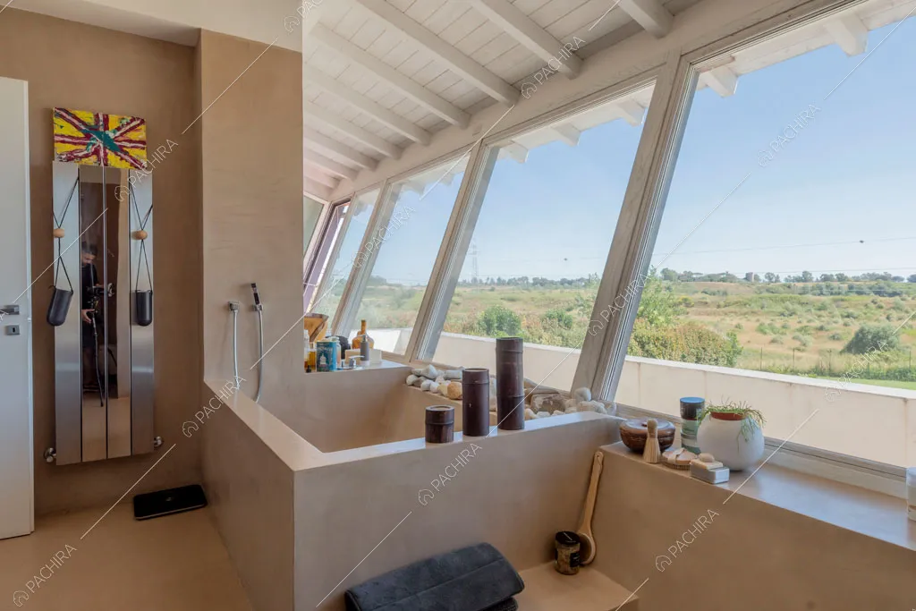 Bagno con vetrate della villa Arafura, location in stile contemporaneo a Roma