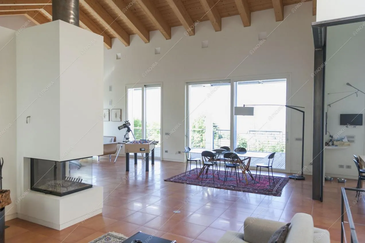 Zona living con camino, tavolo da pranzo e calcetto