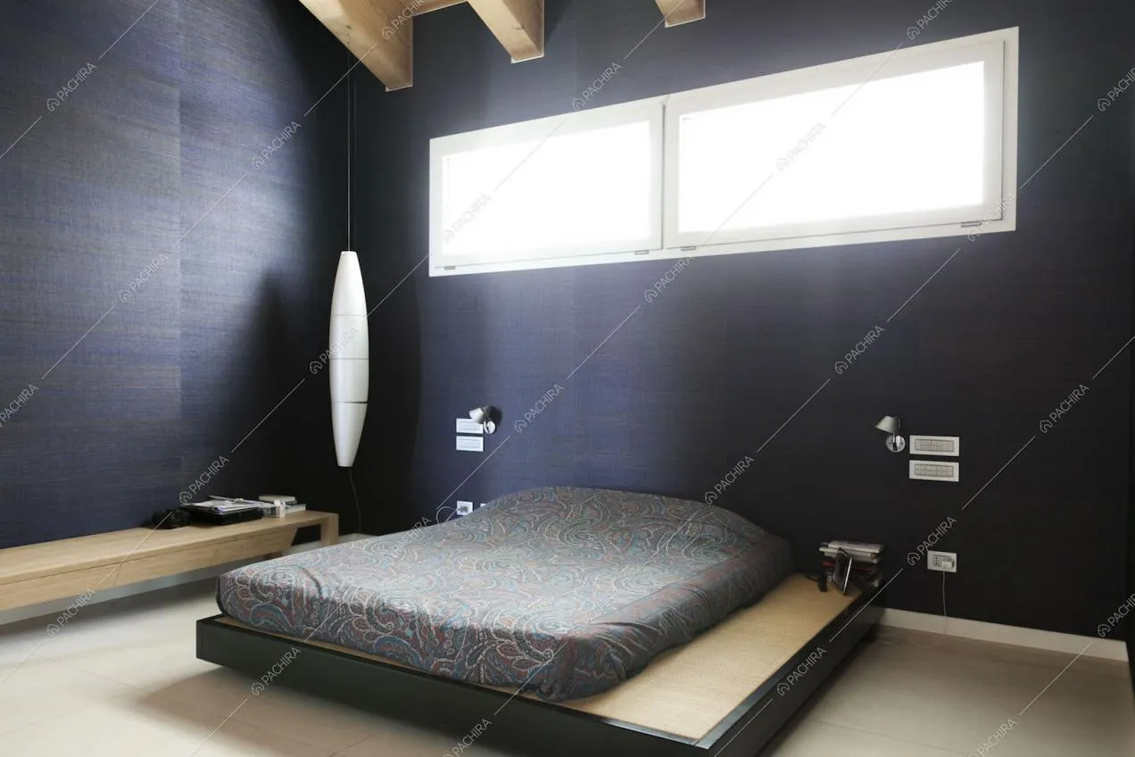 Camera da letto minimal con lampadario di design
