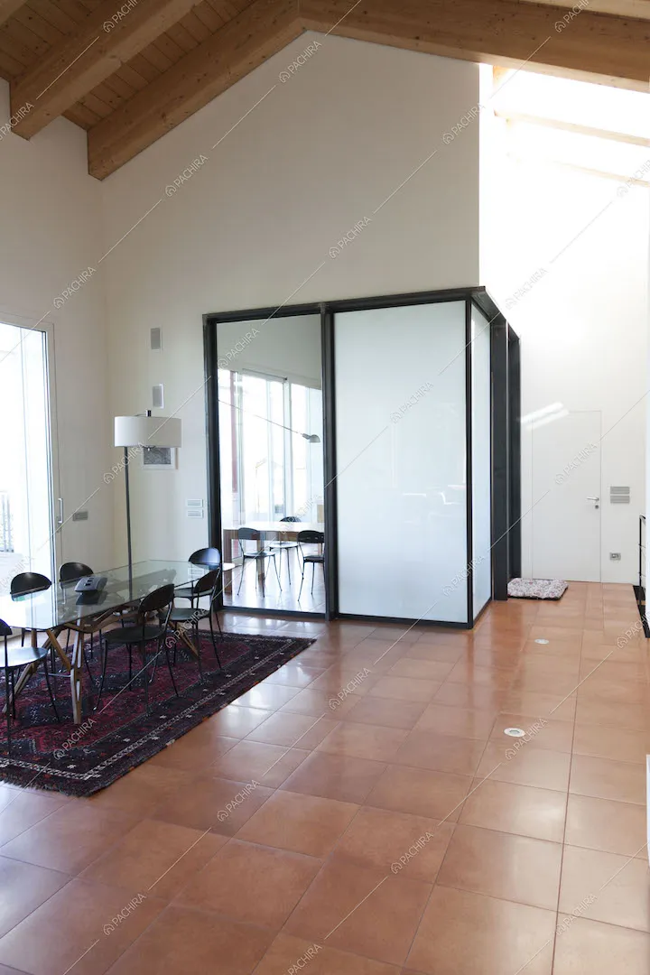 Porta in vetro che separa zona living dalla cucina