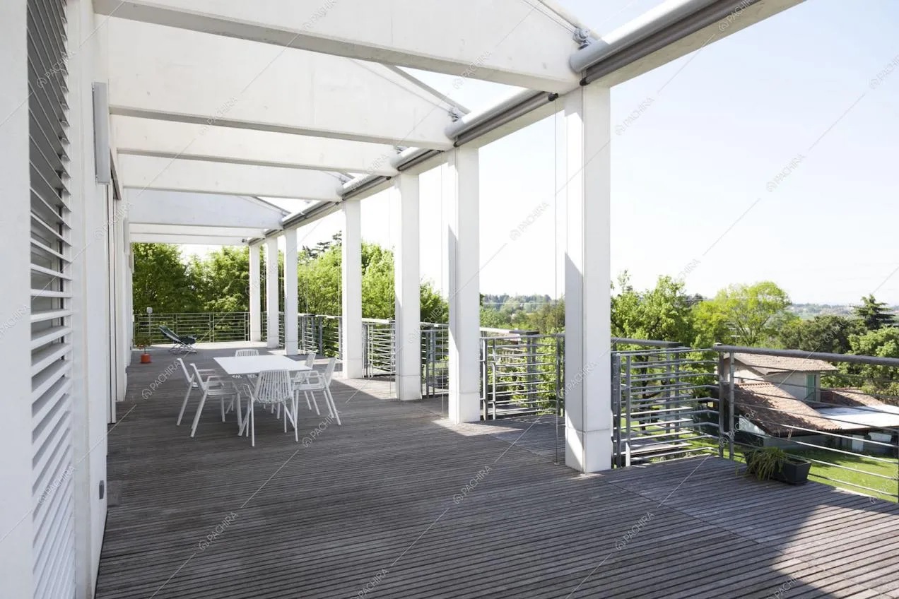 Terrazza con pavimento in legno, tavolo da pranzo e vista