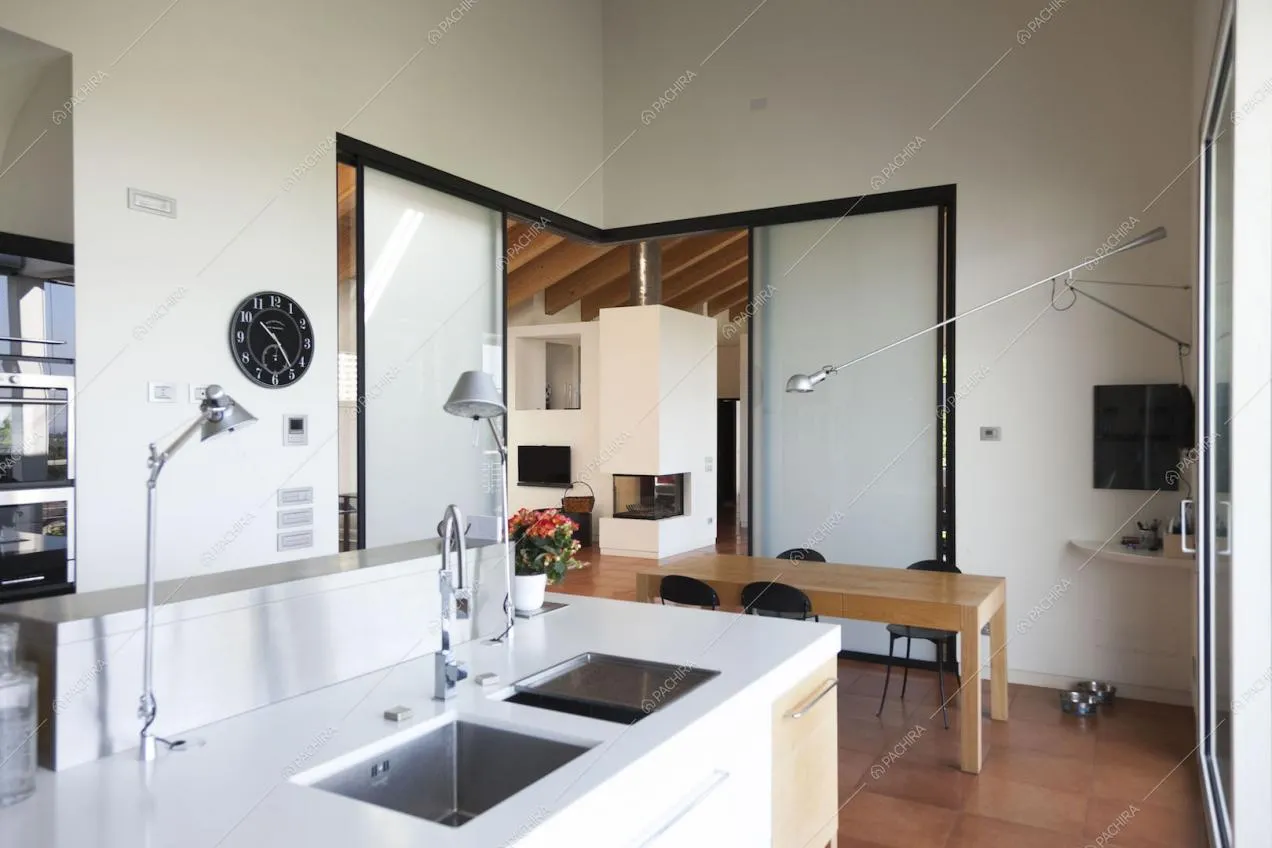 Isola e tavolo da pranzo in legno nella cucina