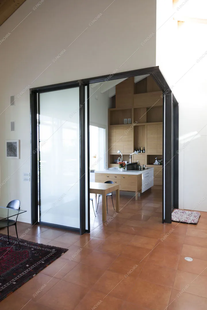 Scorcio sulla cucina dalla porta in vetro